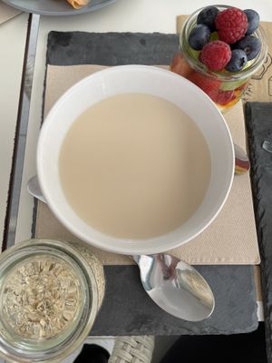 Sojamilch mit Haferflocken und Obst   at Yolo - Cafeteria & Bar in Mallorca