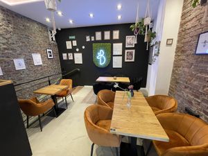 Bequeme Sitzgelegenheiten und schönes Erscheinungsbild  at Beezou in Hagen