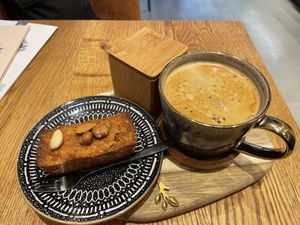 Leckerer veganer Nusskuchen und Café Crema  at Beezou in Hagen