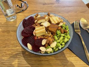 DIY Bowl mit rote Linsen Spirelli, Kichererbsen, Räuchertofu, Rote Beete, Edamame, Nussmischung und Erdnuss Soße  at Beezou in Hagen