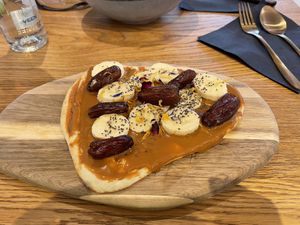 Naan mit Lotuscreme, Banane, Chiasamen undDatteln  at Beezou in Hagen