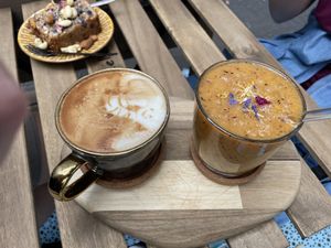 Veganer Cappuccino und ein DIY Smoothie (Mango, Beeren, golden powder, etc.)  at Beezou in Hagen