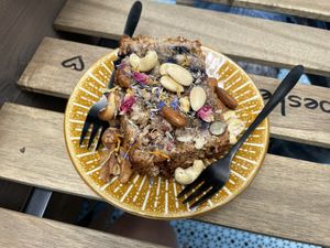Bananenbrot mit Nüssen, Blüten und Ahornsirup  at Beezou in Hagen