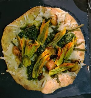 Pizza mit Pesto at Origami in La Spezia