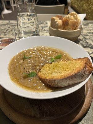 Onion soup with cheezy bread  at Origami in La Spezia