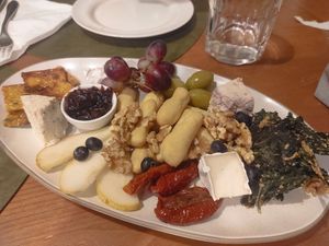 Tagliere con formaggi at Origami in La Spezia