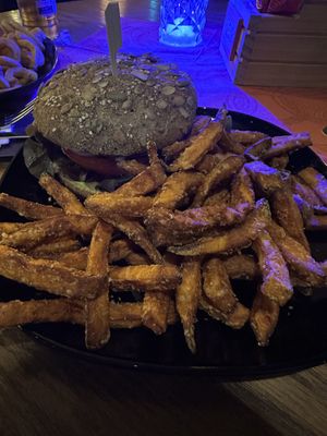 Veganer Burger mit Vollkornbrötchen und Süsskartoffelpommes  at Corners in Sindelfingen