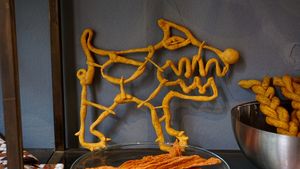 We do custom gifts, birthday cakes, name plates. Lovingly made and packed in all natural materials. 100% free of plastic or other toxic and evil substances, at hundsfutter in Madrid