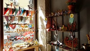 Our beautiful workshop is located close to Plaza España, Museo Cerralbo and Templo de Debod. We conserved the original decoration of the saddles studio located here 130 years ago. at hundsfutter in Madrid