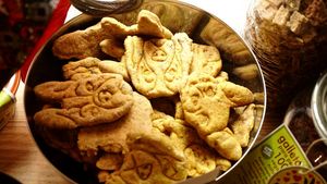 The cookies come in Dog shapes. It is a quiete present and also a decent complement to the daily dogs diet.  at hundsfutter in Madrid