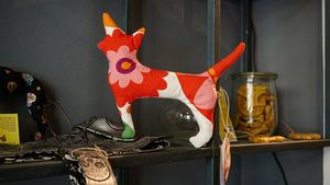 These sustainable dog toys are made from natural cotton, filled with shredded wood or cotton and sunflower seeds. There will be sunflowers growing once you bin it on the compost. at hundsfutter in Madrid