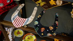 Scarfs, bandanas, neckerchief in all sizes can be found or costumed in our fair workshop. We do hem there in Madrid.  at hundsfutter in Madrid