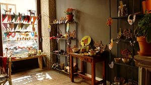 Today is a great day to enjoy #Madrid. We have freshly made treats for the furry family members. Come to see our beautiful workshop ( 100 years ago it was a saddlers studio )  at hundsfutter in Madrid