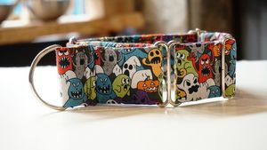 Handmade individual collars for dogs. Made individually on demand. Many designs on stock ready to buy. All is fair made in our own workshop. Nothing is shipped from Asia. We do limited editions so never ever two dogs will meet wearing the same collar at hundsfutter in Madrid