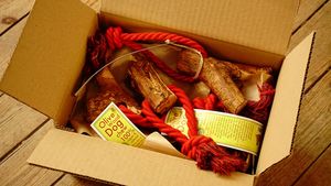 Handmade olive wood chewing sticks with cotton cord . 100% vegan. We do have many sizes on stock so that every dog will get his personal fitting chewing toy. All natural, no plastic, just olive wood, olive oil and cotton cord. 100% allergy friendly. at hundsfutter in Madrid