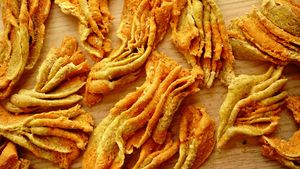 Carrot, Red Bell pepper, olive oil spelled water and nothing else. So they are healthiest and don't harm other animals and they are better for the climate.... at hundsfutter in Madrid