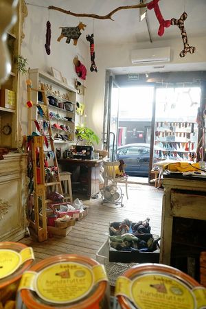 Our workshop in C. Luisa Fernanda 19, 28008 Madrid

We do accessories, gifts, presents, vegan treats, menus and food. All without doing harm to other animals. at hundsfutter in Madrid