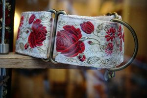 Happy Dog Life with animal friendly dog accessories. Fair made without animal products. We also do a great selection of super healthy vegan, natural, handmade dog treats & food. at hundsfutter in Madrid