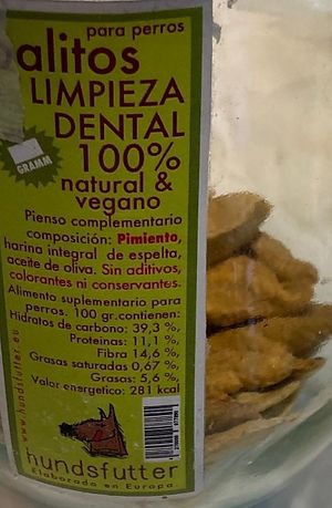 Vegan snacks (red bell pepper, spelt flour and extra virgin olive oil) at hundsfutter in Madrid