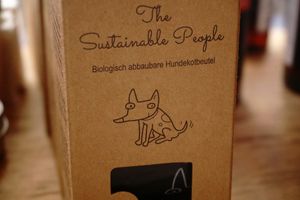 Sustainable hasta las poo bags. Our snacks are made from regional ingredients. We ship in compostable material. We close  the boxes  with a selfmade sugar, wheat glue.  at hundsfutter in Madrid