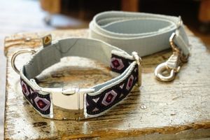 For any collar we do a matching leash. You can also choose the length and details you want, at hundsfutter in Madrid