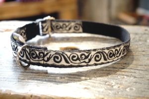 A slim collar to carry your dog's name tag. Slim to wear at all times. Very comfortable to wear at all times because it's made of a strong, soft cotton base that doesn't scratch. at hundsfutter in Madrid