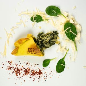 Espinaca:
Spinach, onion, garlic, artichoke heart, Philadelphia cheese, mozzarella, grana padano and Argentine spices. at La Paisanita in Prague