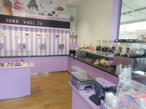 Five vegan ice creams in the background from right to left (lemon, strawberry, mango, melon and chocolate) at Baby Mucca in Lignano Sabbiadoro