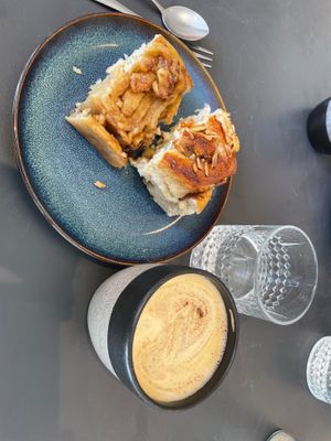 Apple and walnut bun and coffee with oat milk at 32° Die Werkstatt für Genuss in Augsburg