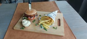 Grashoekse burger met BBQ saus, cheddar en ui. Met frites en plantaardige mayonaise geserveerd.  at Restaurant De Meiden in Grashoek