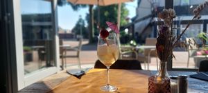 De meiden cocktail. Wist je dat wij ook geheel plantaardige wijnen verkopen?  at Restaurant De Meiden in Grashoek