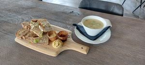 Heerlijk boerenbrood met dips. Vegan verkrijgbaar. Dagsoep is wisselend en soms ook geheel plantaardig. at Restaurant De Meiden in Grashoek