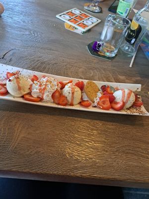 Vanilla icecream and whiped cream Vegan! at Restaurant De Meiden in Grashoek