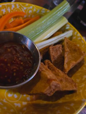 Tofu wings!! 6 for $10. BBQ, Buffalo, or Thai Chili sauce; ranch is vegetarian but not vegan. Available during "magic hour" only (3-6 PM daily + 10 PM-close Thu/Fri/Sat). Shared fr at The Weary Traveler in Madison