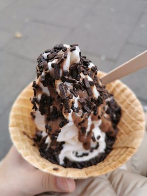 Softeis Vanille, mit Schokosoße und Schokostreusel at Kjeks - Ottensen in Hamburg