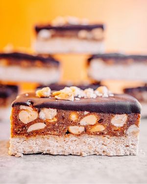 Erdnuss Karamell Riegel frei von raffiniertem Zucker und von den Zutaten her glutenfrei (enthält aber Spuren von Gluten) at Kjeks - Ottensen in Hamburg