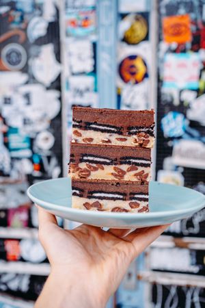 Slutty Brownie mit Cookie Dough Teig, Oreos und einer Brownieschicht at Kjeks - Ottensen in Hamburg