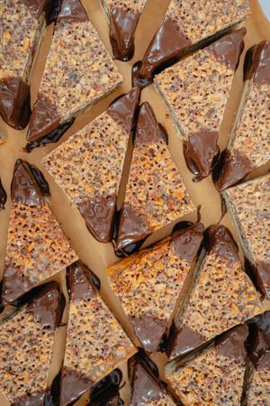 Nussecken mit einer Aprikosenschicht in der Mitte at Kjeks - Ottensen in Hamburg