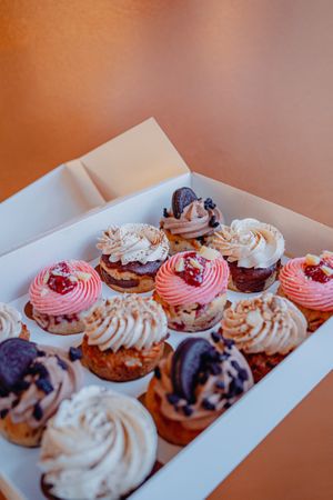 12er Cupcake Box mit Himbeer, Tiramisu, Oreo und Carrot Cake Cupcakes at Kjeks - Ottensen in Hamburg