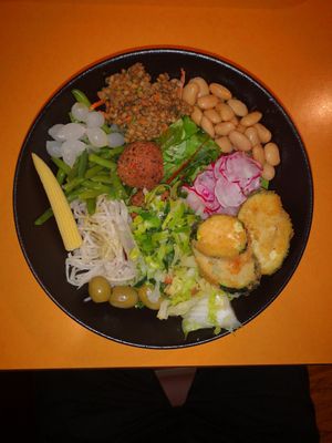 Self composed salad from salad bar (price 6.78 EUR for a 0.881 kg of salad) at Interspar in Celje