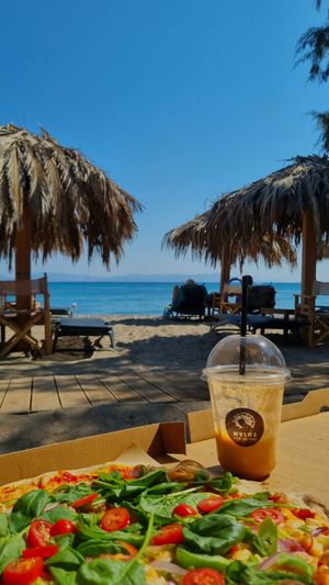 Mega gute vegane pizza, gut belegt mit gemüse und veganem käse at Mylos Beach Bar in Kos