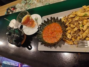 Kuschari mit Tomatensauce und dazu schwarzer Tee mit Kardamom at Ali Baba - Damasko in Graz