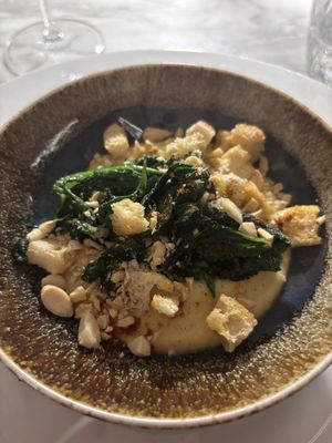 Hummus di ceci, cime di rapa ripassate, mandorle tostate, polvere di paprika e crostini di pane  at Dinner in Legnano