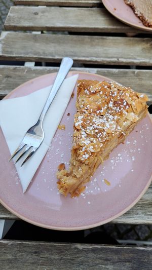 Apfel-Mandel-Kuchen at Pretty Hill in Berlin