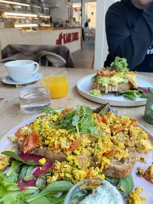 Scrambled tofu in front of  at Karlsons Skandinavische Köstlichkeiten in Hamburg