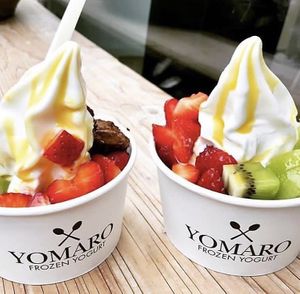 Veganer FroYo mit Obst   at YOMARO in Luebeck