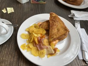 Tienen 2 opciones veganas. El sándwich de pepperoni que pedimos estaba delicioso!   at Unido Panama Coffee Roasters in Panama City