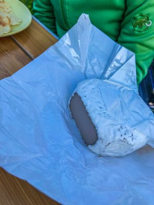 „Camembert“ with red wine  at Veghu in Bidoni