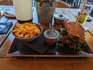 Der vegane Burger mit Pommes für 18 € at Melchers 1715 in Vechta