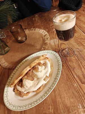 "Riddaren - inkokt äpple, grädde, vaniljglass, kanel, kardemumma" (ohne "salt kolasås", die ist nicht vegan). at Skönfärgaregården in Linkoping